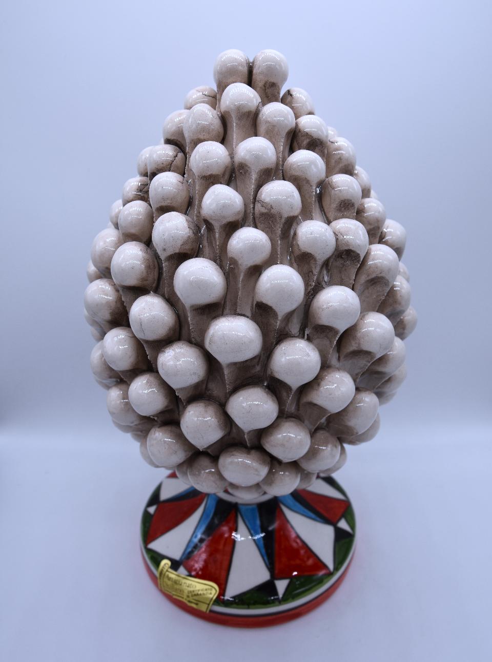 Pigna siciliana in ceramica bianco antico/fumé h.25 cm Produzione artigianale di Caltagirone con base decorata