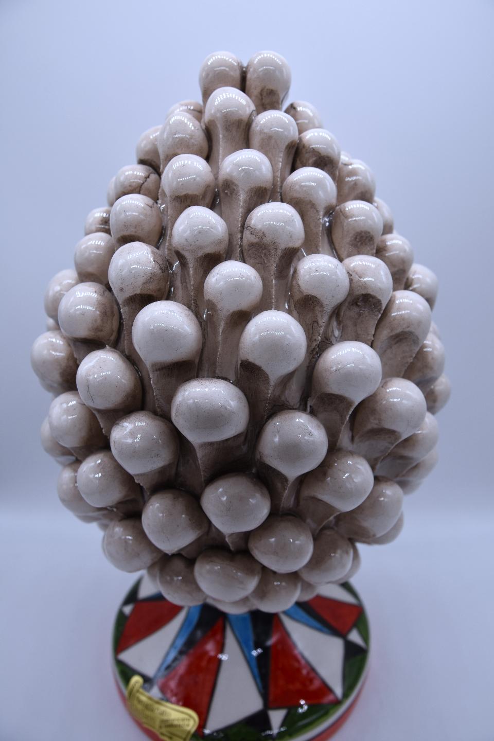 Pigna siciliana in ceramica bianco antico/fumé h.25 cm Produzione artigianale di Caltagirone con base decorata