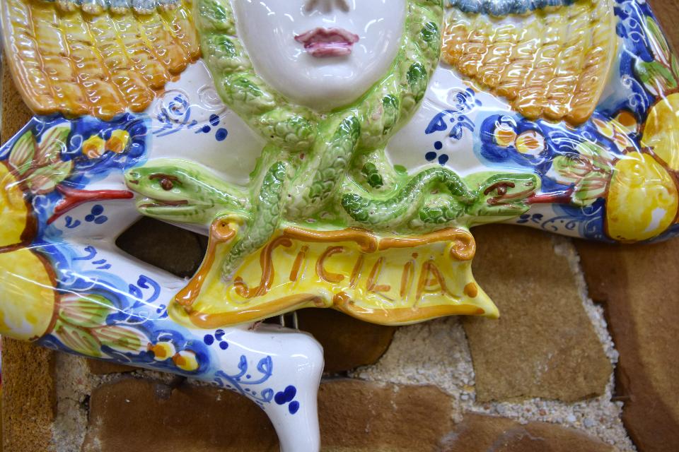 Trinacria grande con limoni Produzione artigianale di Caltagirone lunghezza 30cm