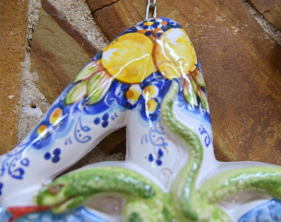 Trinacria grande con limoni Produzione artigianale di Caltagirone lunghezza 30cm