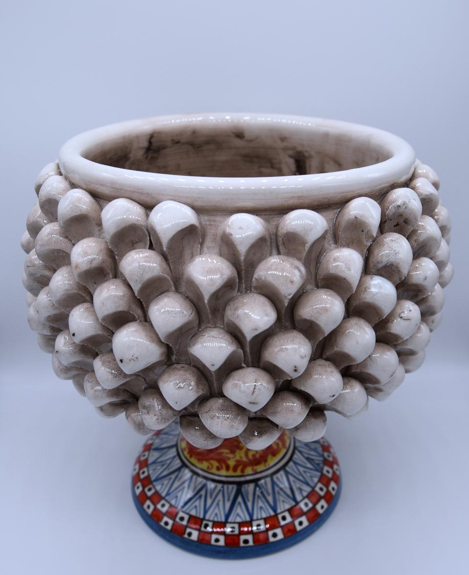 Mezza pigna cachepot con alzata h.22 cm Produzione artigianale di Caltagirone con base decorata