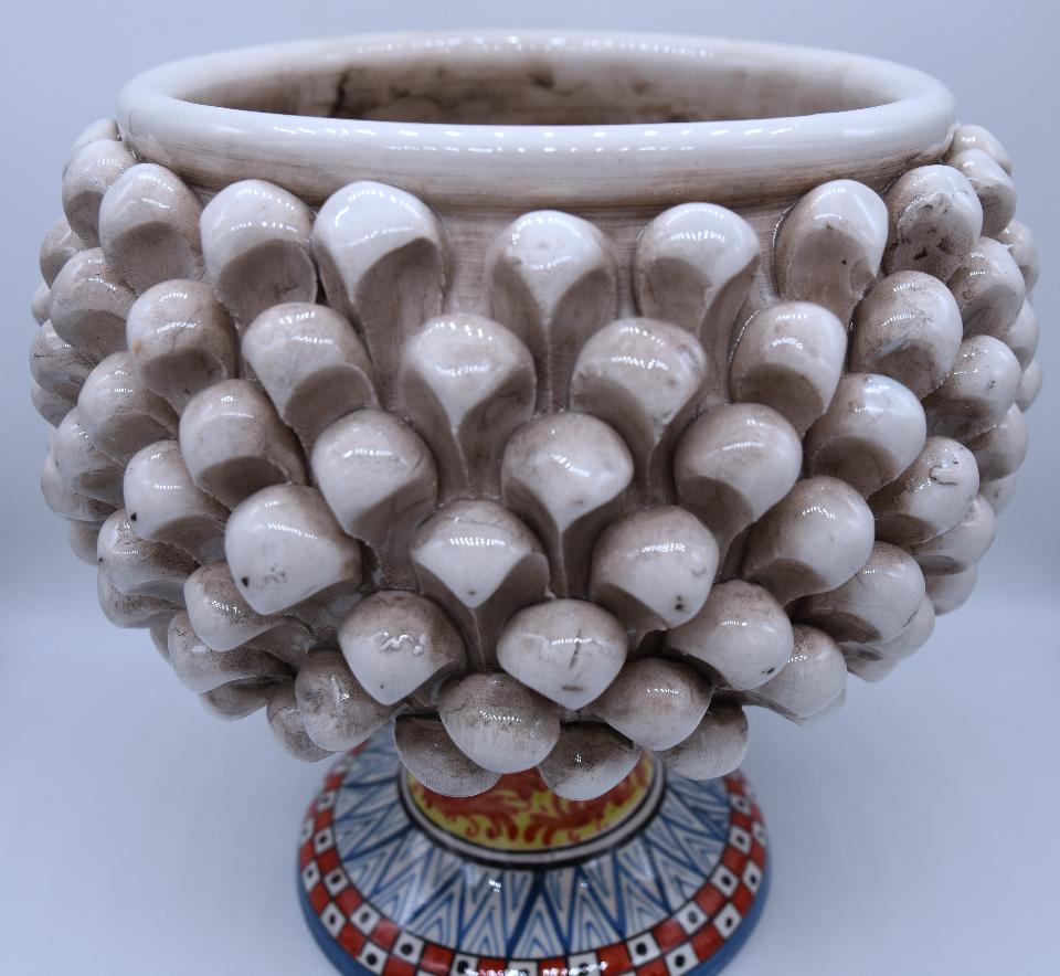 Mezza pigna cachepot con alzata h.22 cm Produzione artigianale di Caltagirone con base decorata