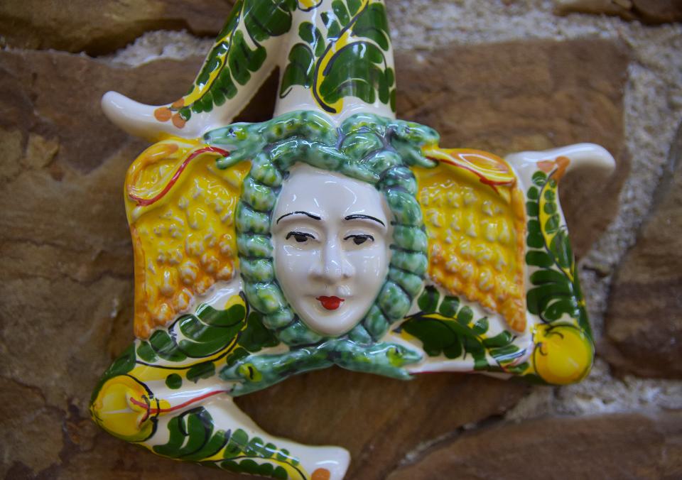 Trinacria media da parete Produzione artigianale di Caltagirone Lunghezza 18cm