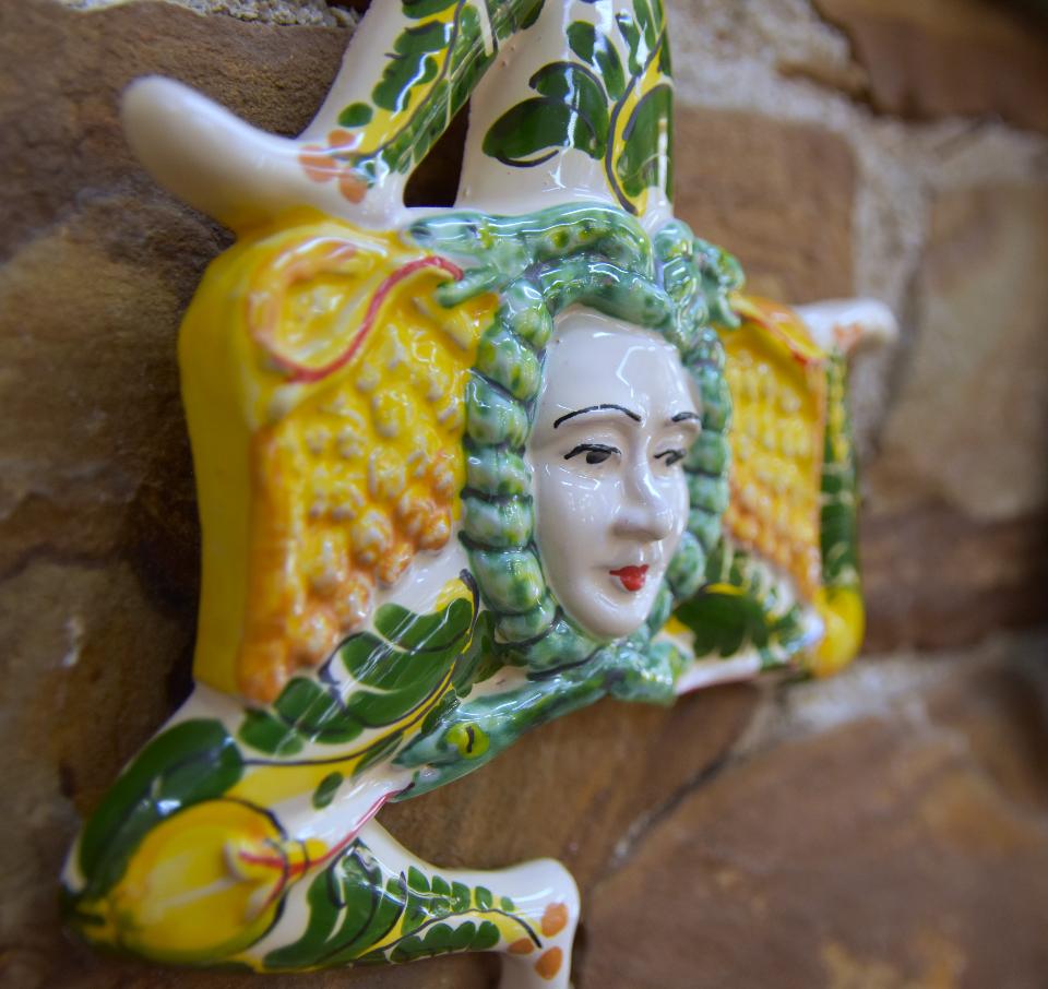 Trinacria media da parete Produzione artigianale di Caltagirone Lunghezza 18cm
