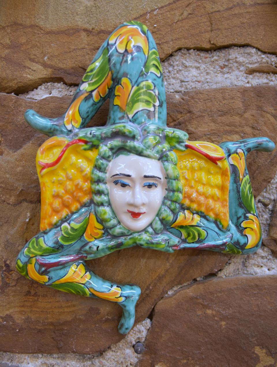 Trinacria media da parete con decoro barocco Produzione artigianale di Caltagirone Lunghezza 18cm