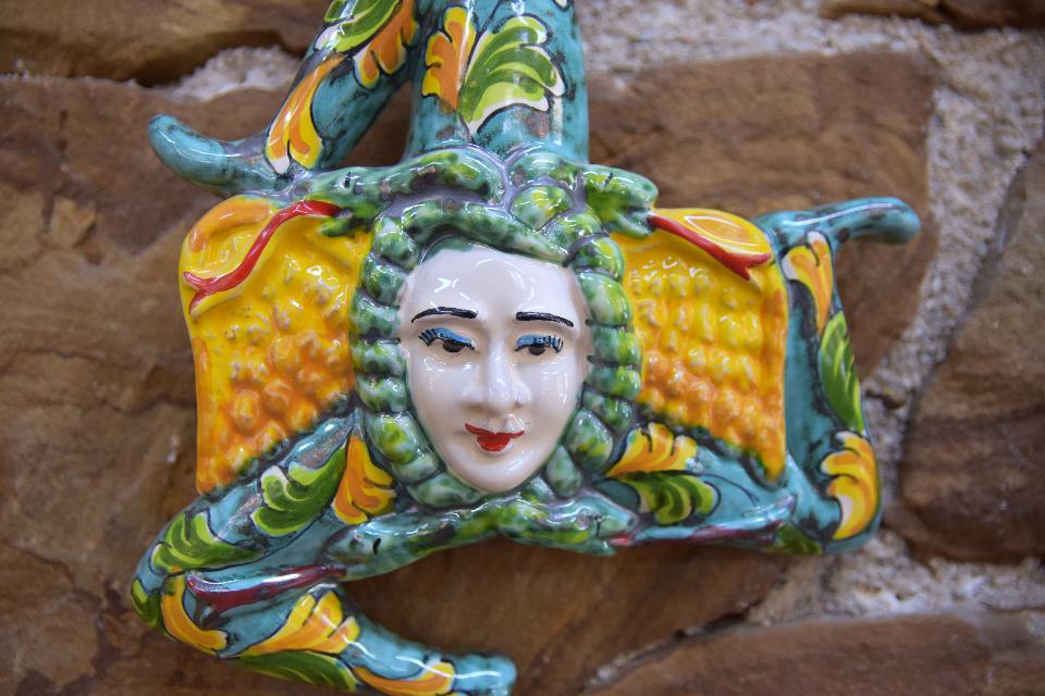 Trinacria media da parete con decoro barocco Produzione artigianale di Caltagirone Lunghezza 18cm