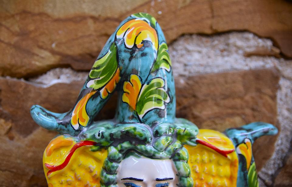 Trinacria media da parete con decoro barocco Produzione artigianale di Caltagirone Lunghezza 18cm
