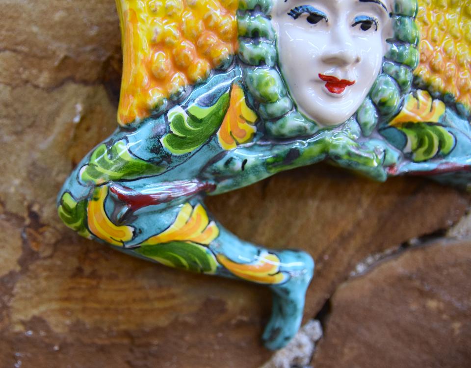 Trinacria media da parete con decoro barocco Produzione artigianale di Caltagirone Lunghezza 18cm