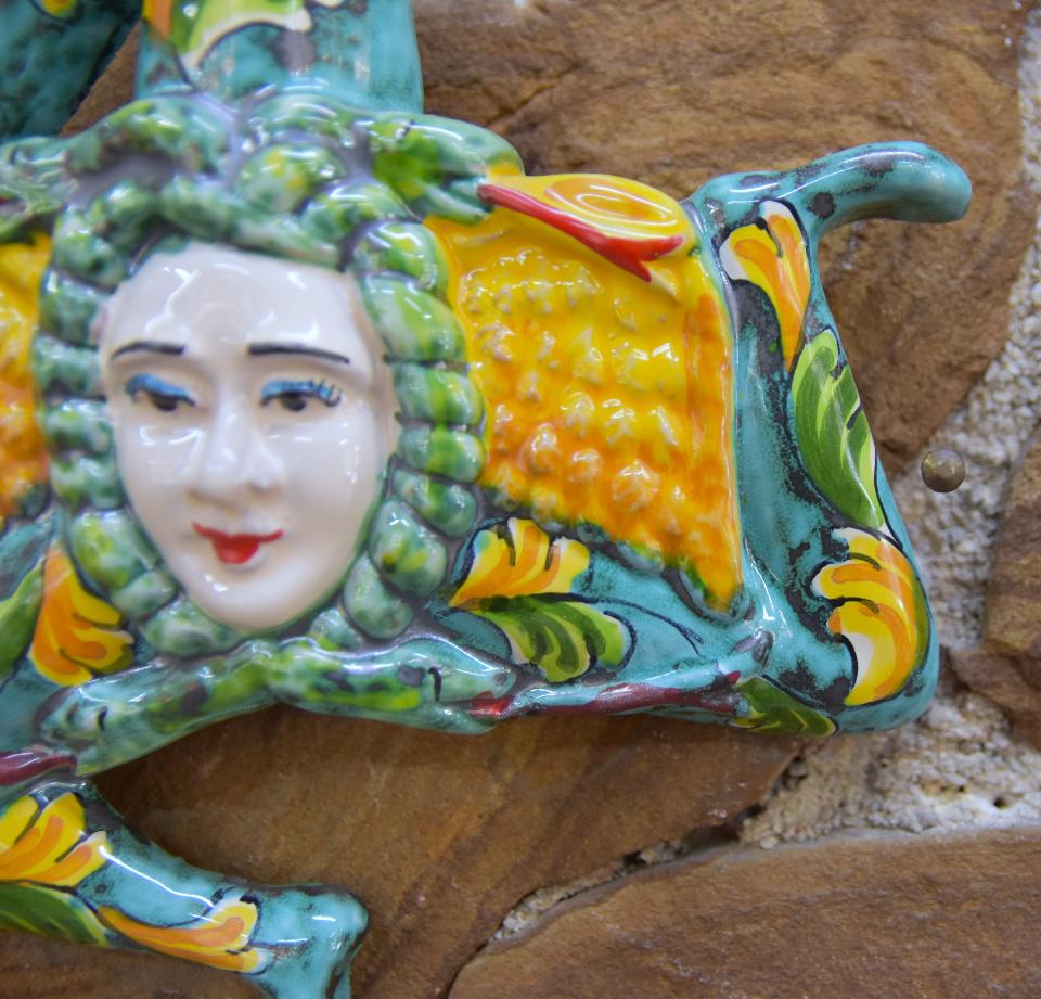Trinacria media da parete con decoro barocco Produzione artigianale di Caltagirone Lunghezza 18cm