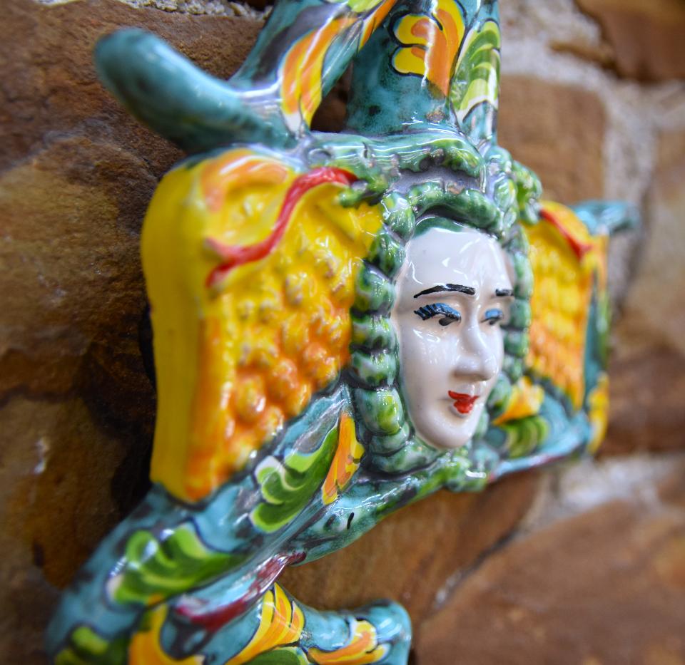 Trinacria media da parete con decoro barocco Produzione artigianale di Caltagirone Lunghezza 18cm