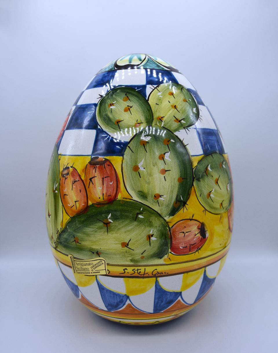 Uovo in ceramica con fichi d'india Produzione artigianale di Santo Stefano di Camastra h.25 cm