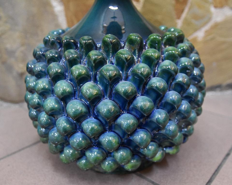 Lume pigna in ceramica verde kaleido con paralume verde Produzione artigianale di Santo Stefano di Camastra h.55 cm