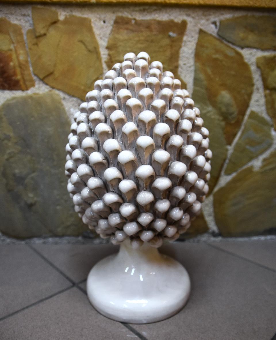 Pigna siciliana in ceramica bianco antico/fumé h.35 cm Produzione artigianale di Caltagirone monocolore