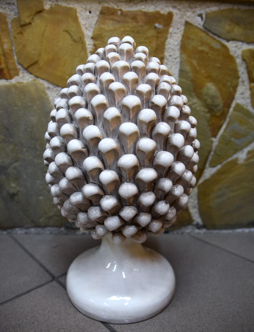 Pigna siciliana in ceramica bianco antico/fumé h.35 cm Produzione artigianale di Caltagirone monocolore