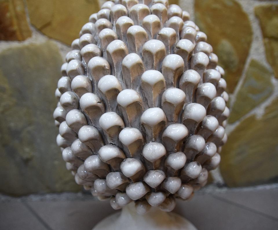 Pigna siciliana in ceramica bianco antico/fumé h.35 cm Produzione artigianale di Caltagirone monocolore