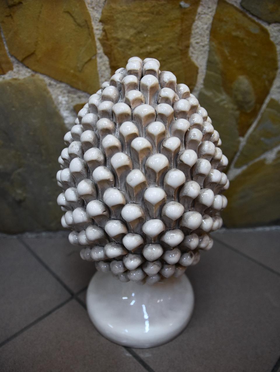 Pigna siciliana in ceramica bianco antico/fumé h.35 cm Produzione artigianale di Caltagirone monocolore