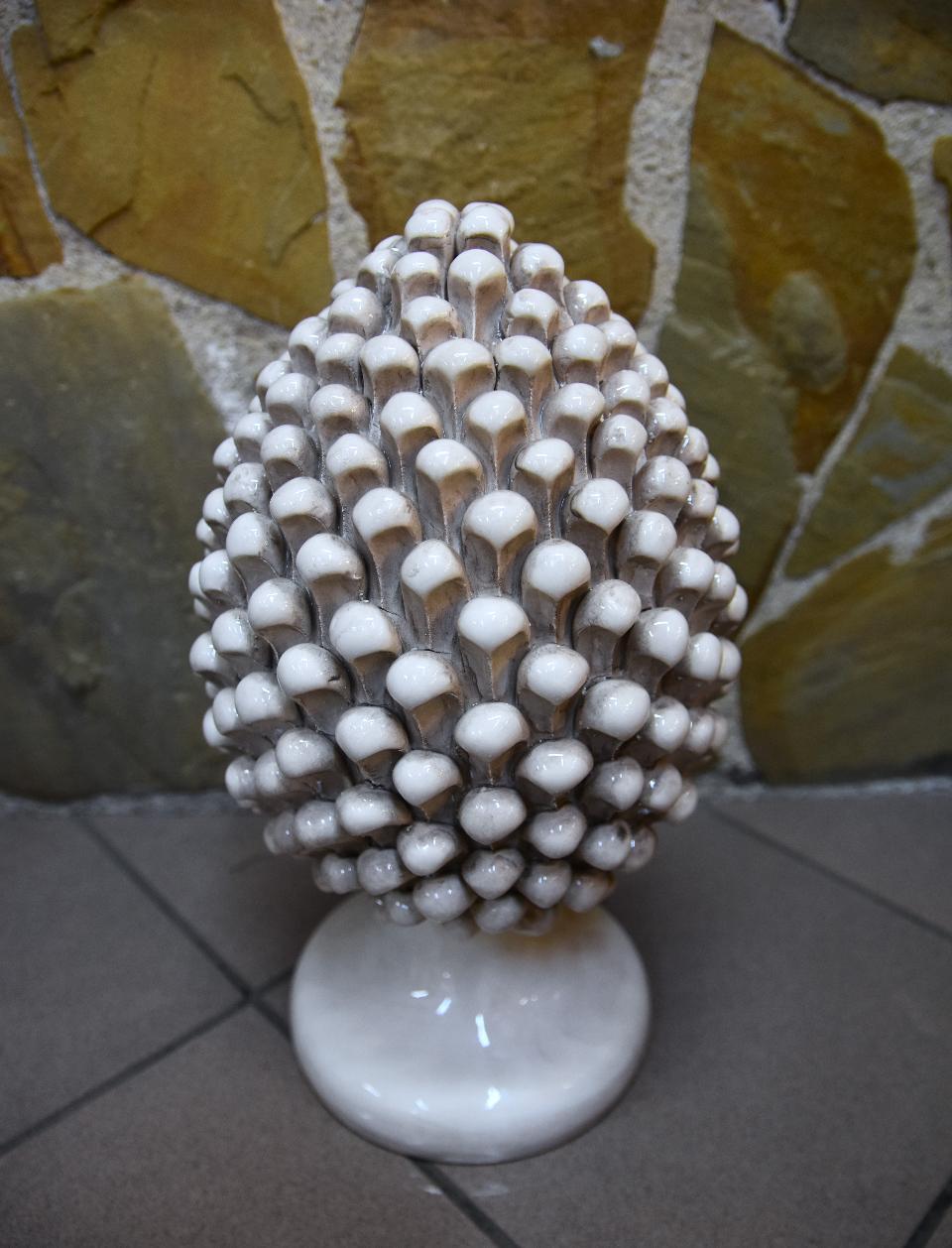 Pigna siciliana in ceramica bianco antico/fumé h.35 cm Produzione artigianale di Caltagirone monocolore