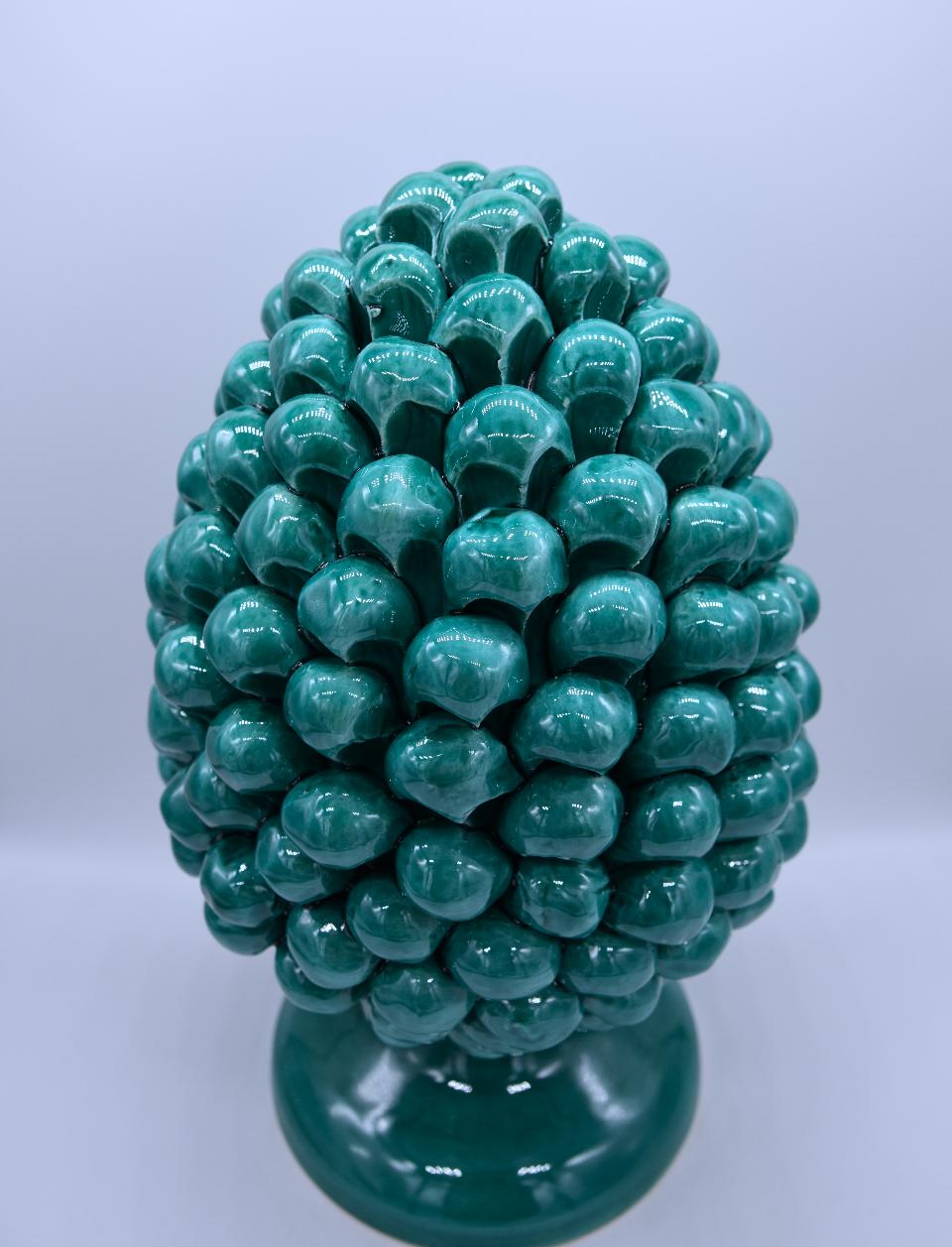 Pigna siciliana in ceramica design moderno h.25 cm Produzione artigianale di Caltagirone monocolore