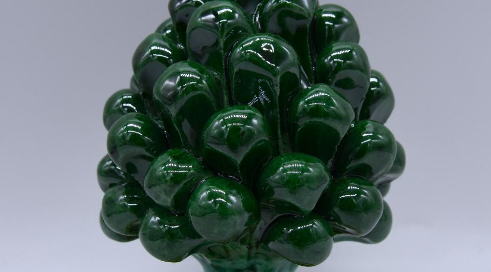 Pigna siciliana in ceramica verde h.12 cm Produzione artigianale di Caltagirone con piede decorato