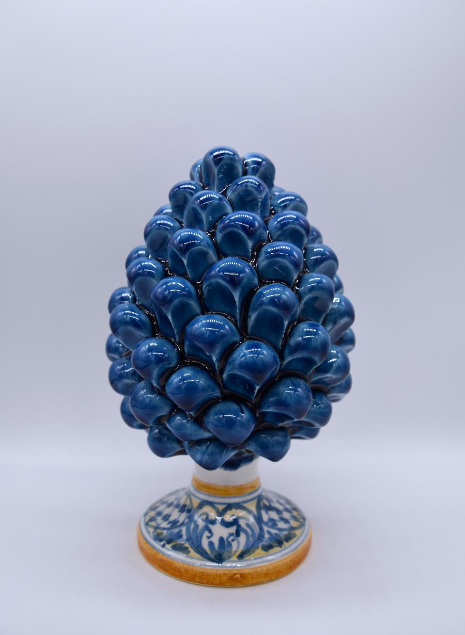 Pigna siciliana in ceramica blu antico h.15 cm Produzione artigianale di Caltagirone con base decorata