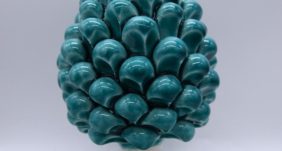 Pigna siciliana in ceramica verde acqua h.15 cm Produzione artigianale di Caltagirone con base decorata