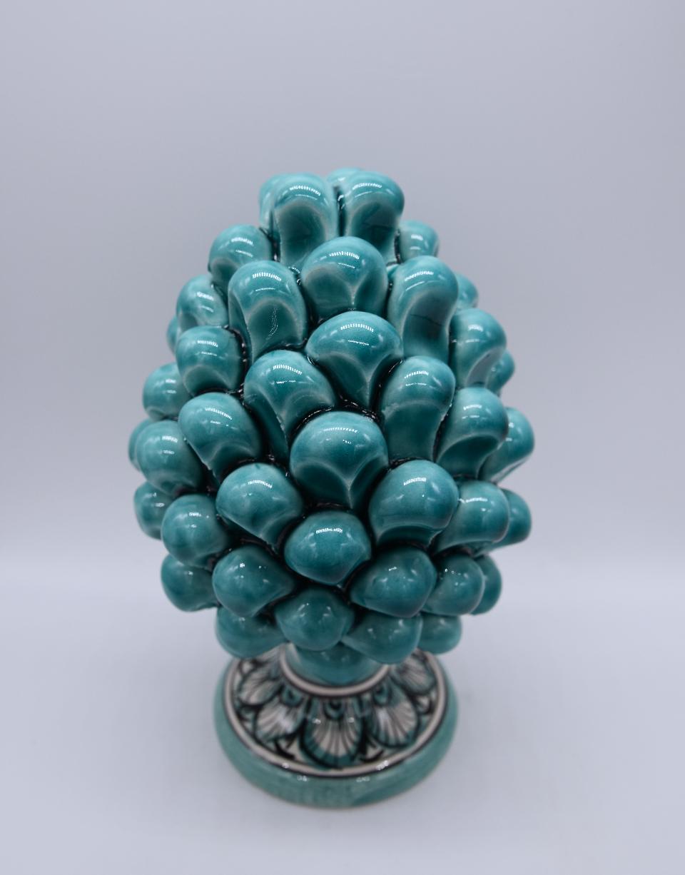 Pigna siciliana in ceramica verde acqua h.15 cm Produzione artigianale di Caltagirone con base decorata
