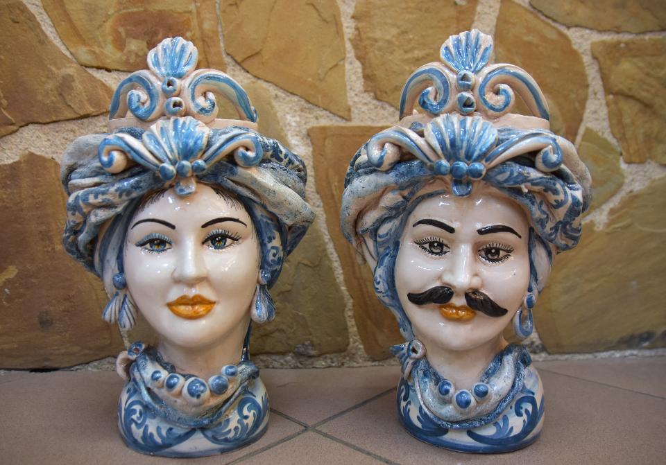 Coppia teste di moro con corona e turbante decoro celeste Produzione artigianale di Caltagirone h.30cm