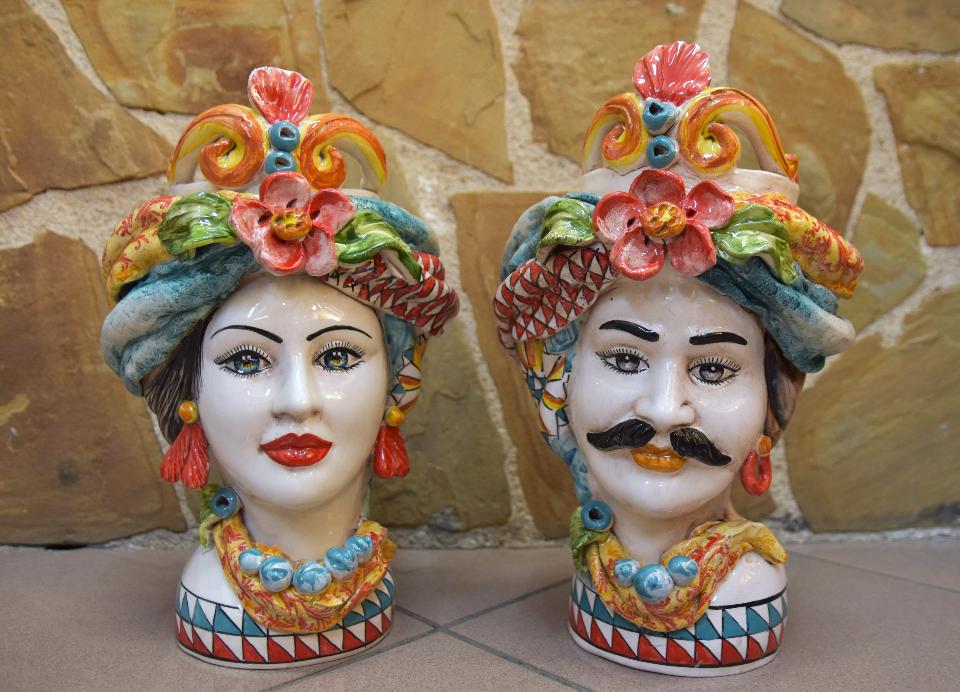 Coppia teste di moro con corona e turbante decoro carretto siciliano Produzione artigianale di Caltagirone h.30cm