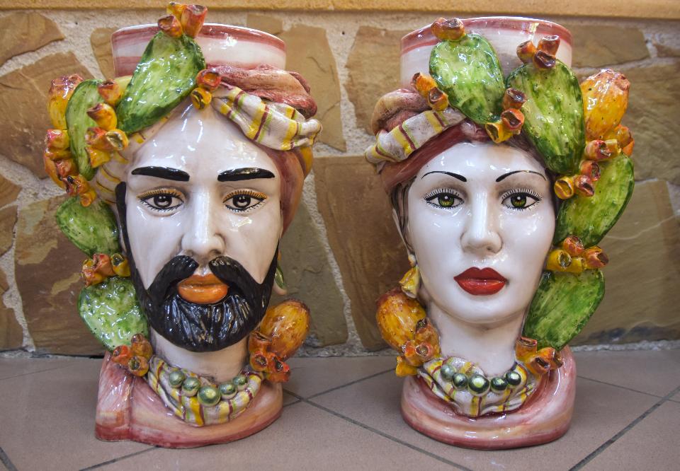 Coppia Teste di moro con fichi d'india h.40cm Produzione artigianale di Caltagirone decorate