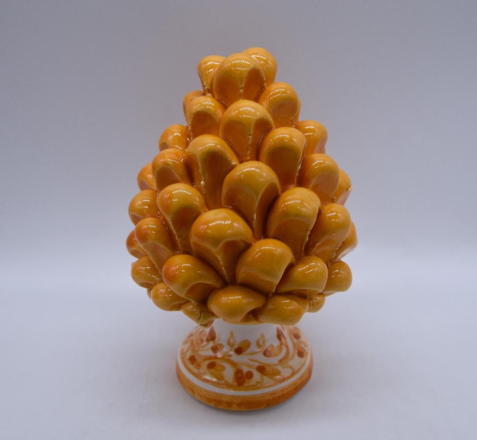 Pigna siciliana in ceramica arancione h.12 cm Produzione artigianale di Caltagirone con base decorata