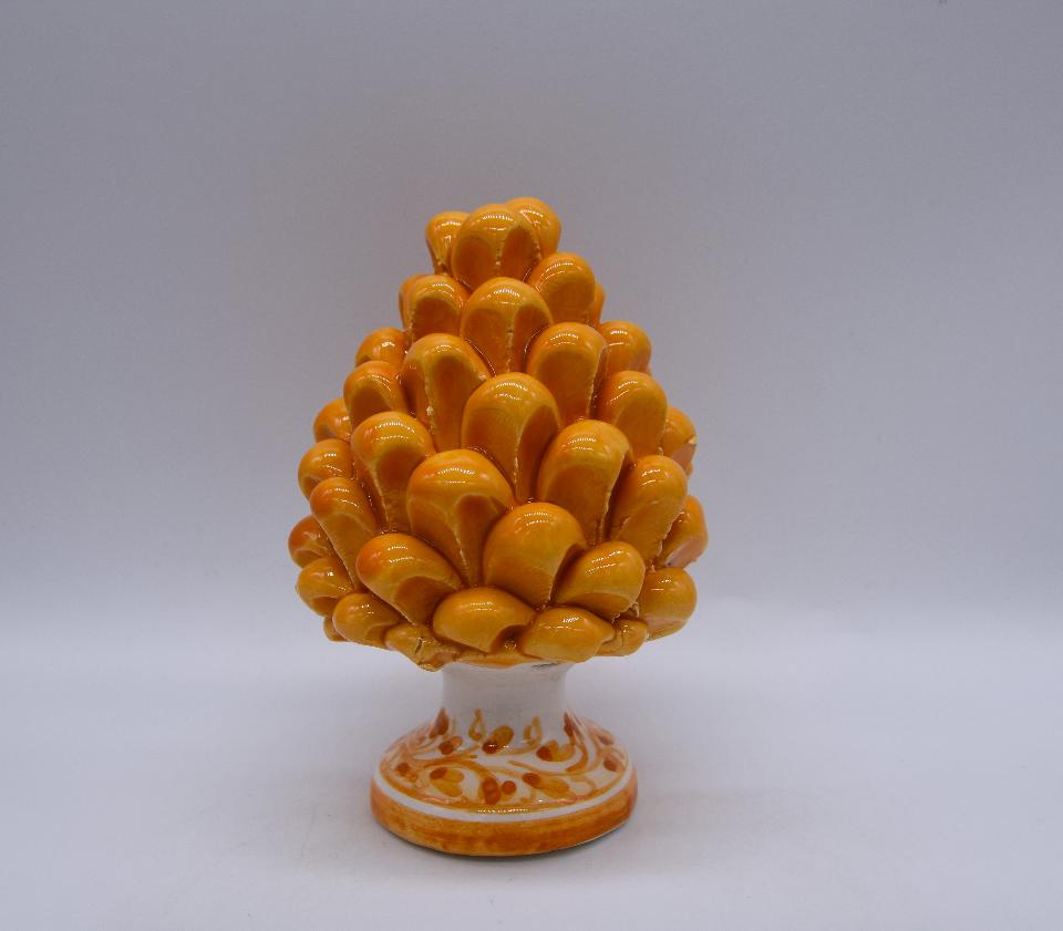 Pigna siciliana in ceramica arancione h.12 cm Produzione artigianale di Caltagirone con base decorata