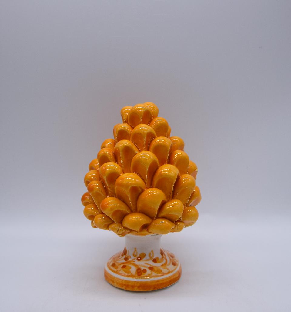 Pigna siciliana in ceramica arancione h.12 cm Produzione artigianale di Caltagirone con base decorata