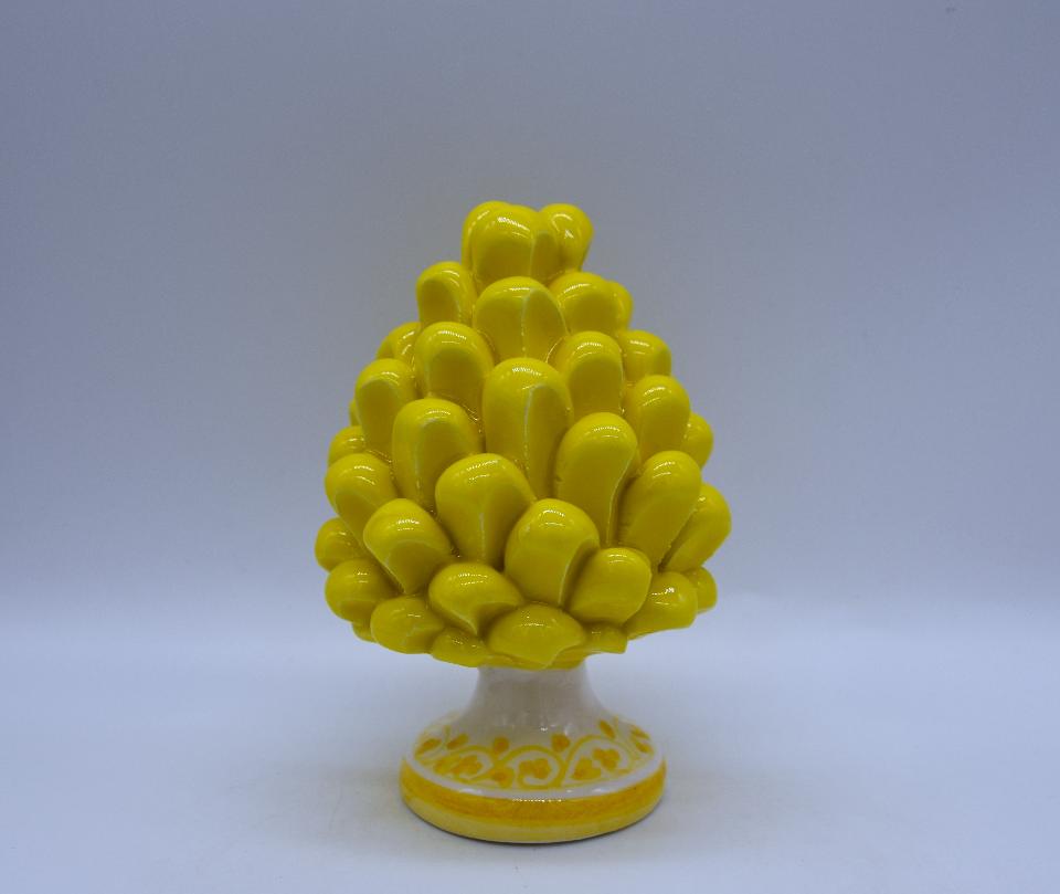 Pigna siciliana in ceramica gialla h.12 cm Produzione artigianale di Caltagirone con base decorata