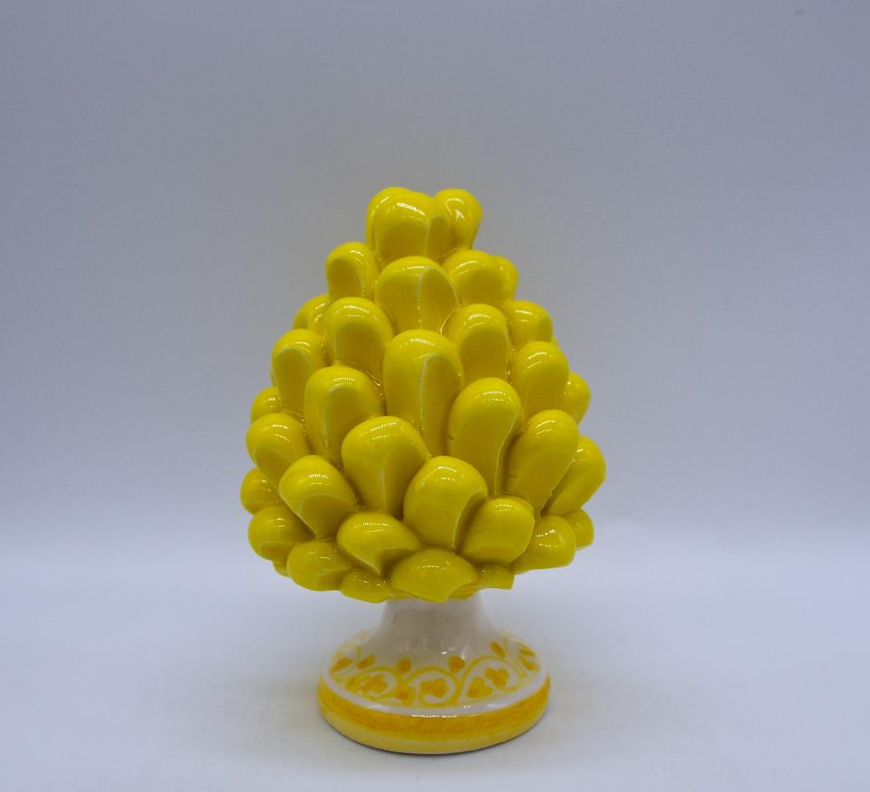 Pigna siciliana in ceramica gialla h.12 cm Produzione artigianale di Caltagirone con base decorata