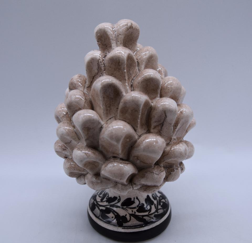 Pigna siciliana in ceramica fumé/bianco antico h.12 cm Produzione artigianale di Caltagirone con base decorata