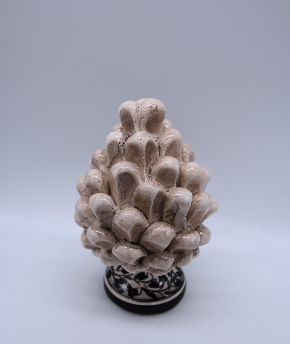 Pigna siciliana in ceramica fumé/bianco antico h.12 cm Produzione artigianale di Caltagirone con base decorata