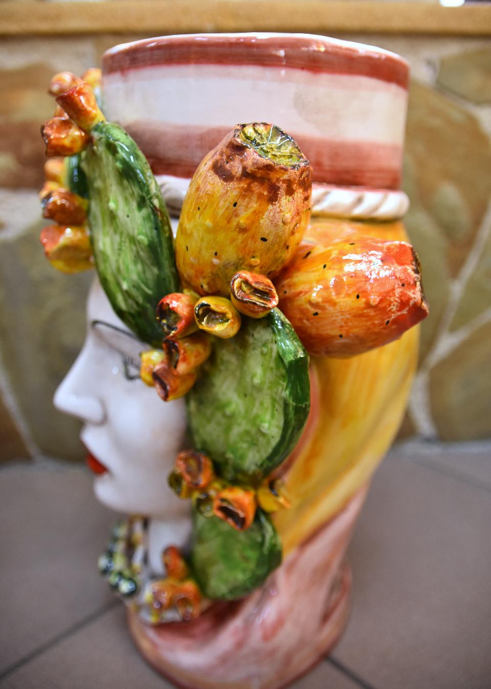 Teste di moro con fichi d'india h.40 Produzione artigianale di Caltagirone decorate