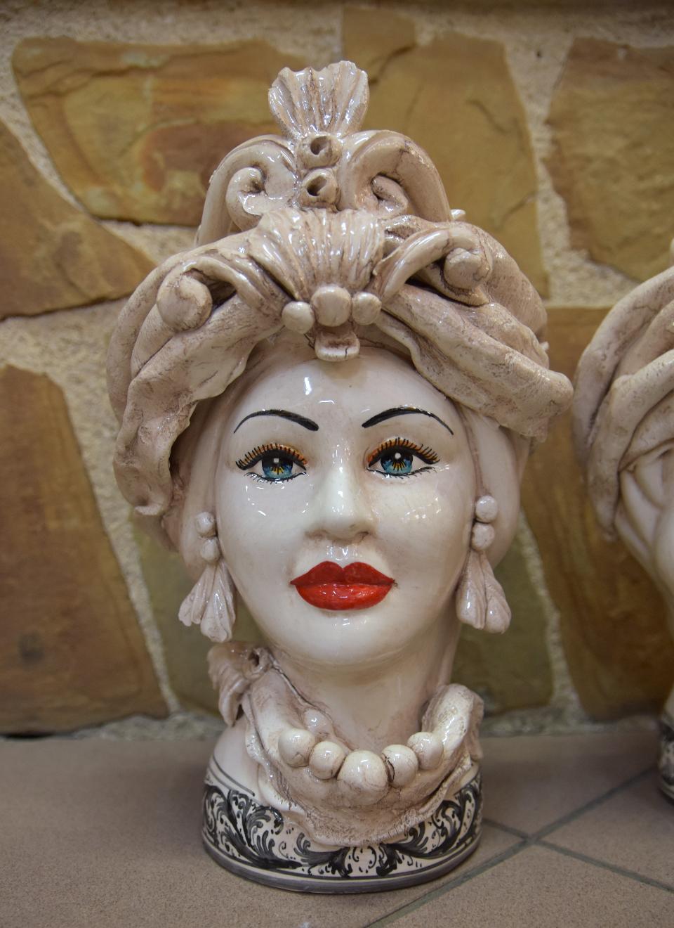 Coppia Teste di moro fumé decorate con corona e turbante Produzione artigianale di Caltagirone h.30cm