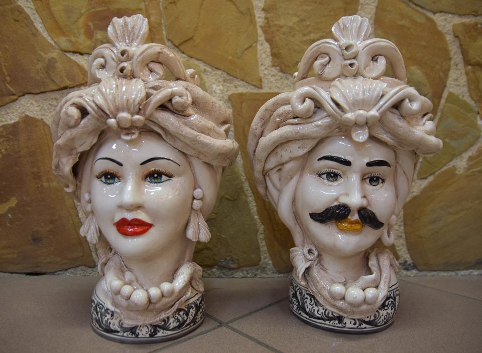 Coppia Teste di moro fumé decorate con corona e turbante Produzione artigianale di Caltagirone h.30cm
