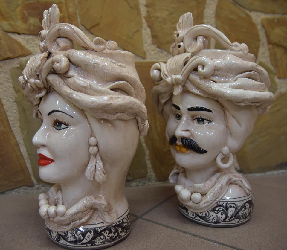 Coppia Teste di moro fumé decorate con corona e turbante Produzione artigianale di Caltagirone h.30cm