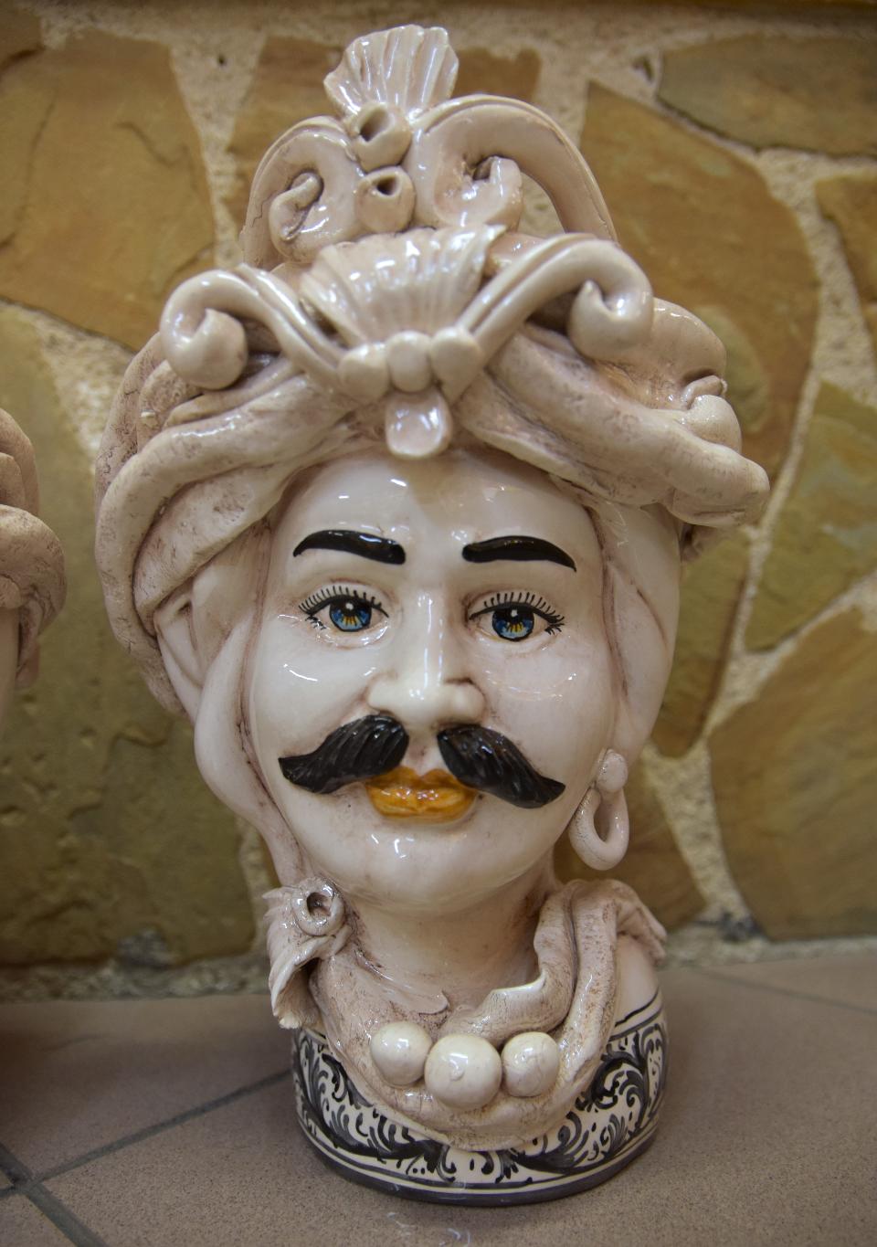 Coppia Teste di moro fumé decorate con corona e turbante Produzione artigianale di Caltagirone h.30cm