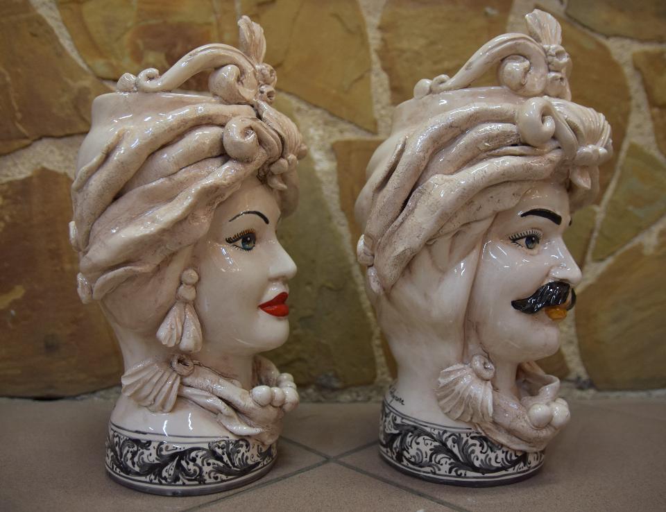 Coppia Teste di moro fumé decorate con corona e turbante Produzione artigianale di Caltagirone h.30cm