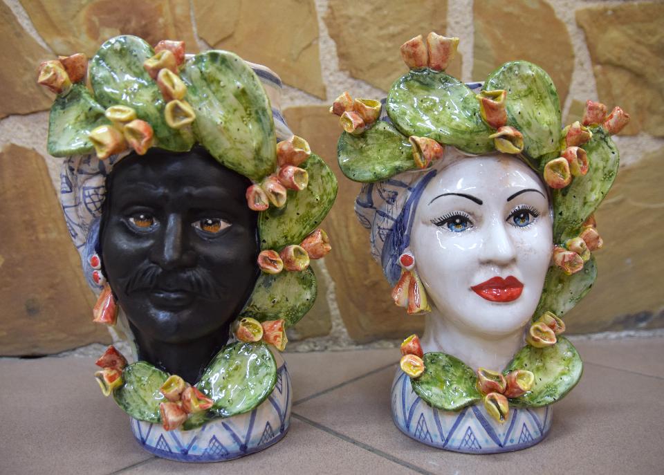 Coppia Teste di moro con fichi d'india decoro floreale azzurro Produzione artigianale di Caltagirone h.30cm