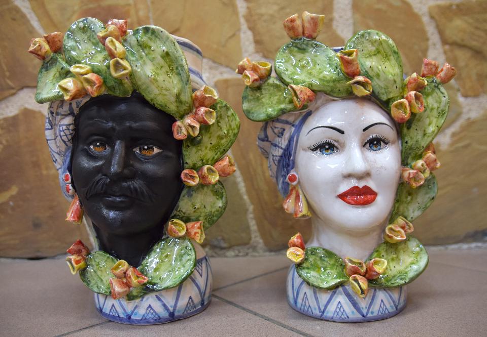 Coppia Teste di moro con fichi d'india h.30cm Produzione artigianale di Caltagirone decorate