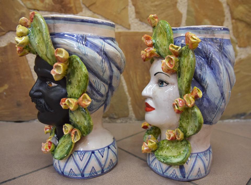 Coppia Teste di moro con fichi d'india h.30cm Produzione artigianale di Caltagirone decorate