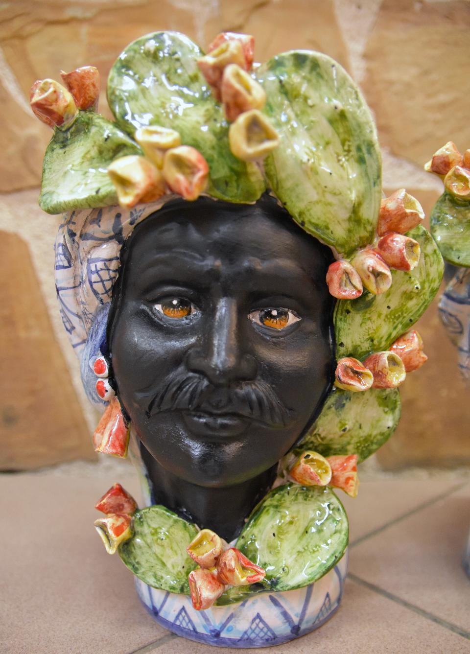 Coppia Teste di moro con fichi d'india h.30cm Produzione artigianale di Caltagirone decorate