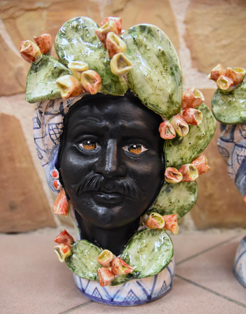 Coppia Teste di moro con fichi d'india h.30cm Produzione artigianale di Caltagirone decorate