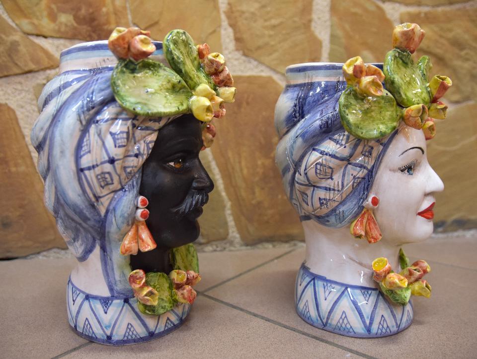 Coppia Teste di moro con fichi d'india h.30cm Produzione artigianale di Caltagirone decorate