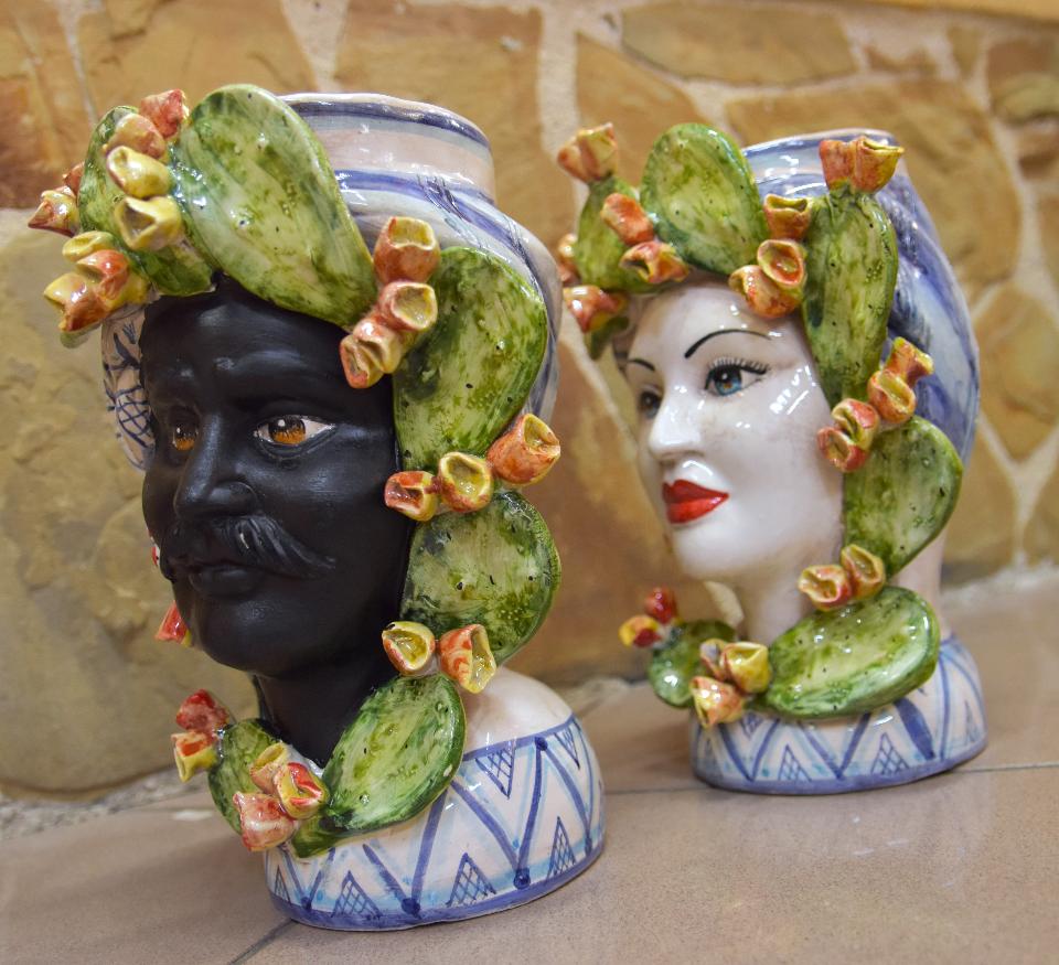Coppia Teste di moro con fichi d'india h.30cm Produzione artigianale di Caltagirone decorate