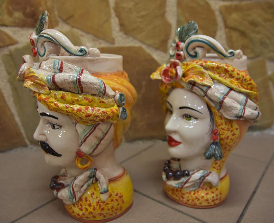 Coppia Teste di moro con corona e turbante h.30cm Produzione artigianale di Caltagirone decorate